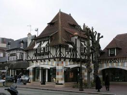 Довиль - Deauville (НОРМАНДИЯ) - знаменит своим казино и лошадиными бегами