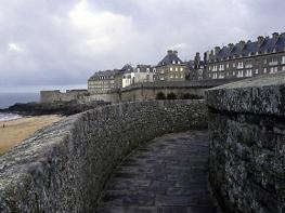 Сен-Мало - один из са­мых популярных туристических объектов Бретани