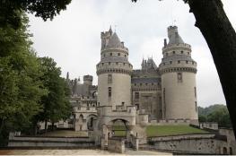 Замок Пьерфон - (Chateau de Pierrefonds)
 - возвышается над деревушкой