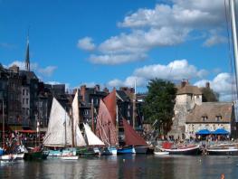 Онфлёр (Honfleur) - один из самых живописных портов Франции