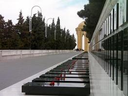 Аллея Шехидов - братская могила в Баку