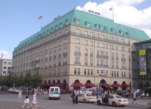 Отель ADLON KEMPINSKI - с улицы