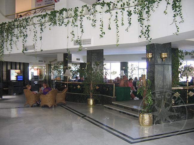 Отель Aladdin Beach Resort - фойе