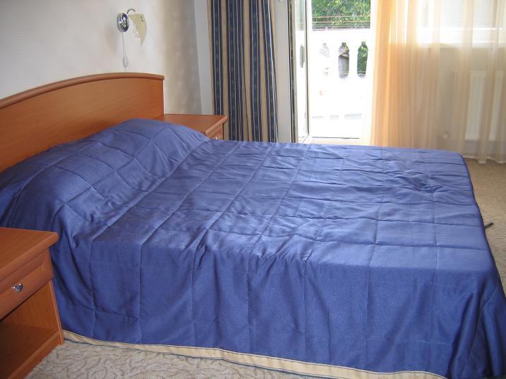 Двухспальная кровать в одноместном номере 