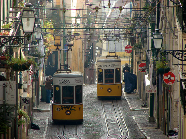 Лиссабон - улочки города - фото