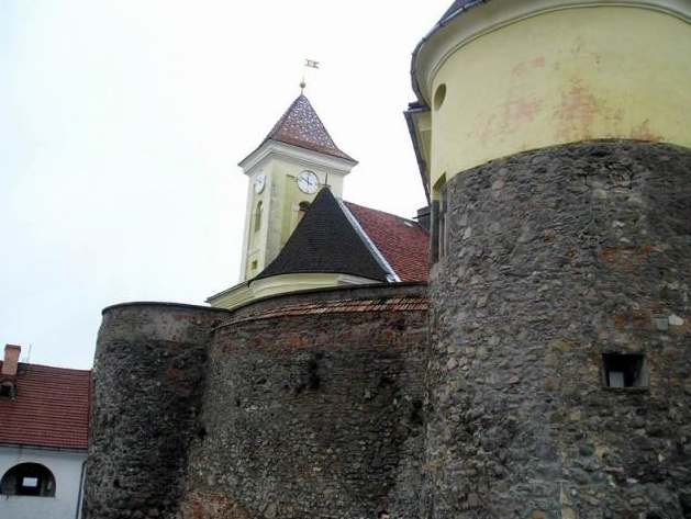 Замок в Мукачево - фото