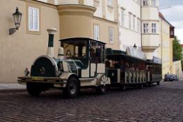 Чехия: маленький поезд на улицах города