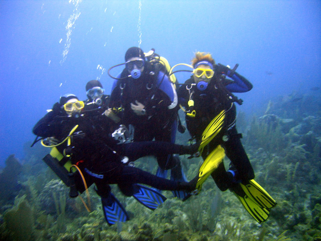 Куба - дайверы под водой (фото flickr.com)
