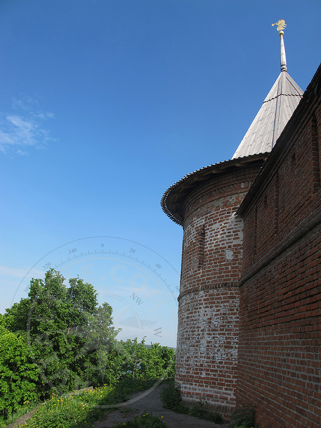 Стены Печорского монастыря - фото