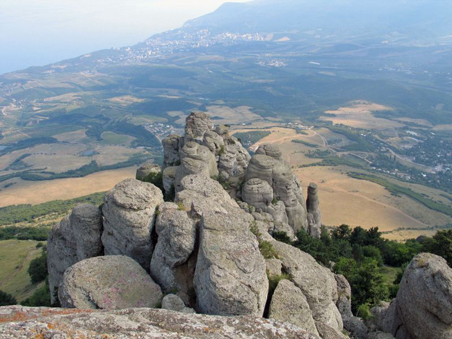 Вид на Алушту с высокой горы 