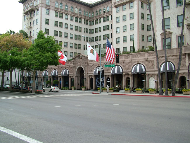 BEVERLY WILSHIRE HOTEL выход на Wilshire Boulevard (здесь происходило действие фильма 