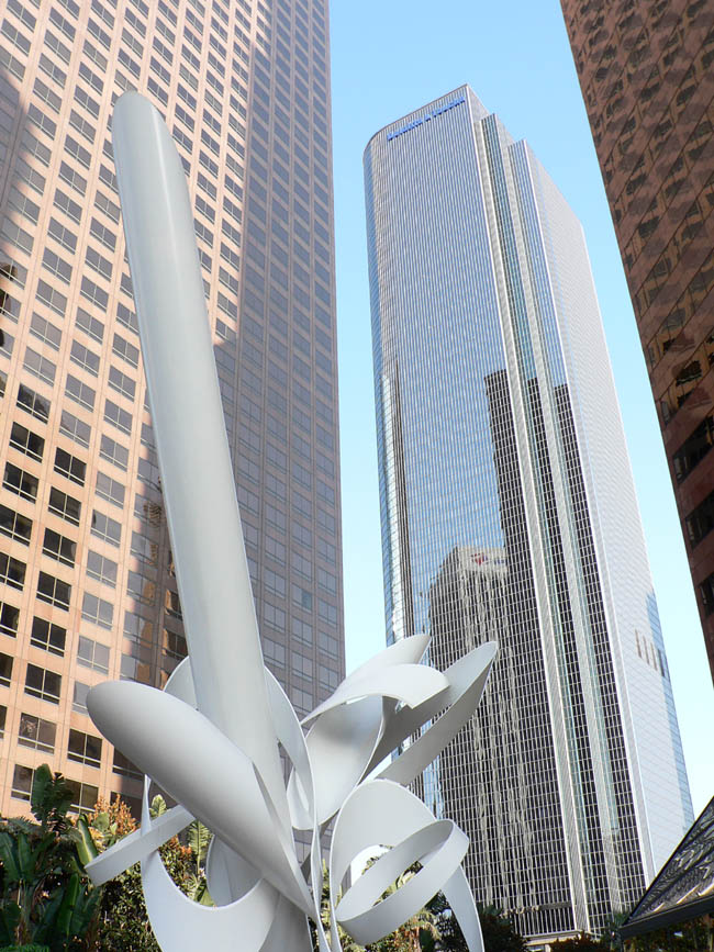 Лос-Анджелес - Деловой центр - еще одна скульптурка.