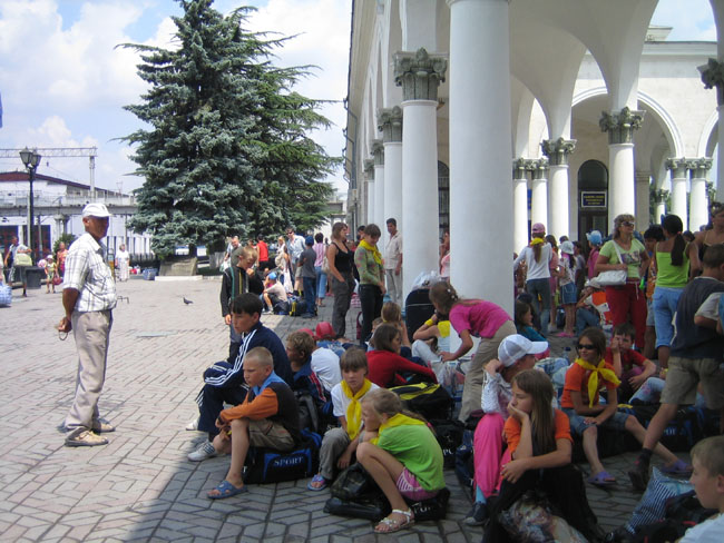 Симферополь - детский отдых - дети у входа в вокзал