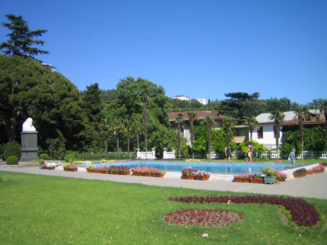 Никитский ботанический сад - лужайка с бассейном