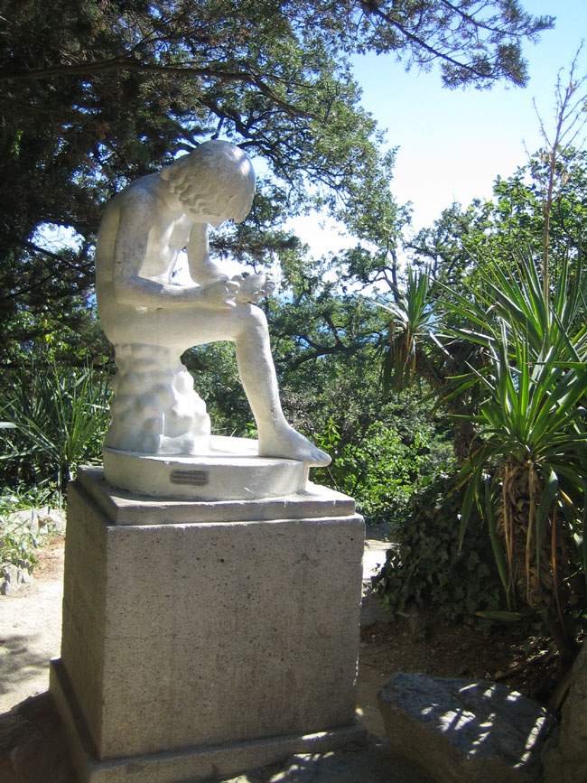 Никитский ботанический сад - статуя (мальчик вынимает занозу)