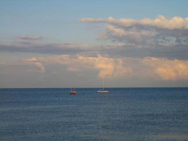 Крым - южный берег - отдых в Алуште - корабли на море