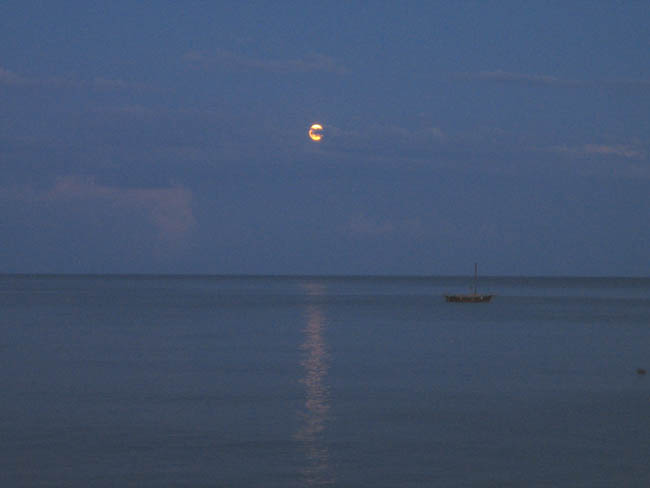Крым - южный берег - вечер в Алуште - лунная дорожка и корабль