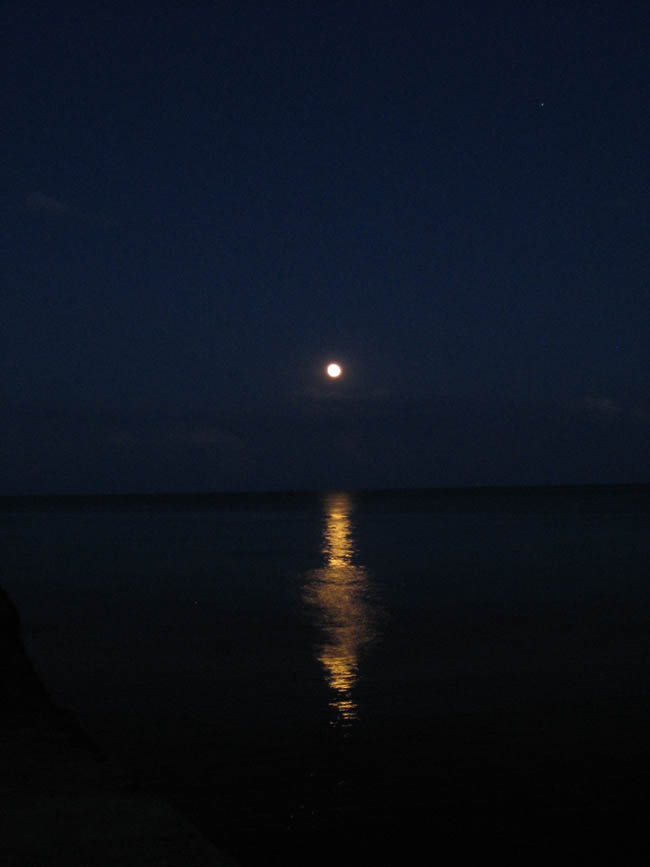 Крым - южный берег - ночь - лунная дорожка в полнолуние