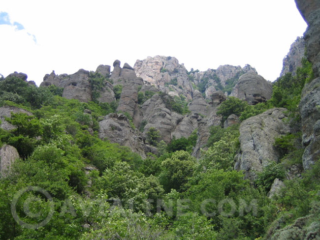 Крым - гора Демерджи - долина привидений фото