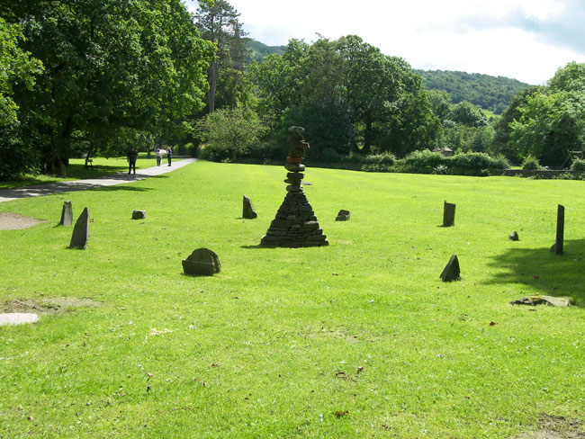 Великобритания (Англия) - Ambleside - старинные памятники у подножья гор