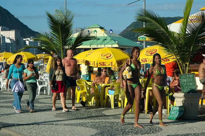 Рио-де-Жанейро - бразильцы на набережной - пляж
