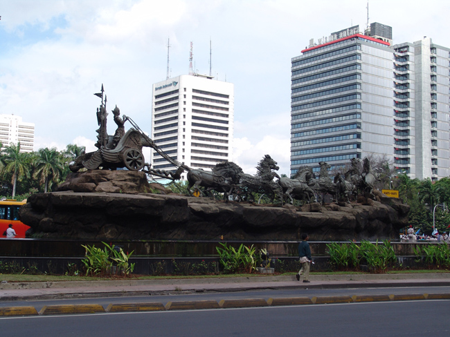 Джакарта - статуя Колесницы - памятник - фото flickr.com