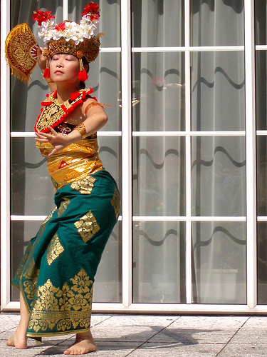 Танец на Бали, национальные костюмы индонезийцев, фото