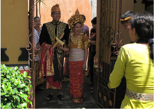 Национальный свадебный костюм в Индонезии, фото