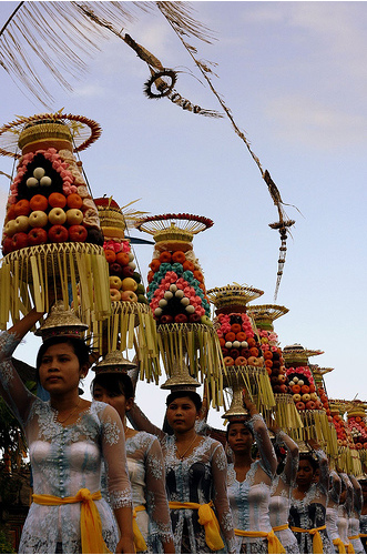 Свадьба на Бали, подарки молодоженам, национальные костюмы - фото
