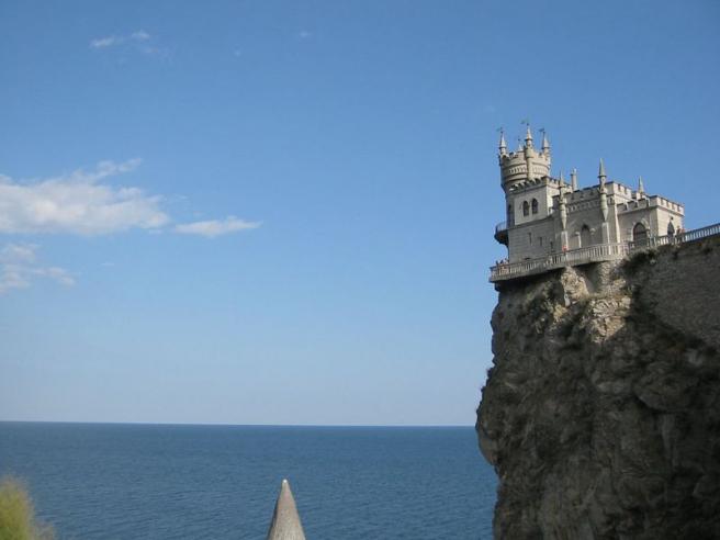 Ласточкино гнездо - Крым - Ялта - вид с берега на замок