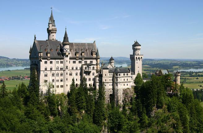 Нойшванштайн - Neuschwanstein - вид на замок в ясную погоду