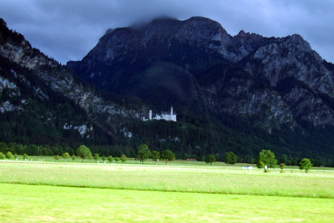 Нойшванштайн - Neuschwanstein - вид на замок со стороны озера