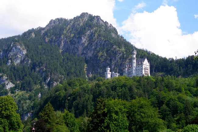 Нойшванштайн - Neuschwanstein - замок, увеличенный вид со стороны озера