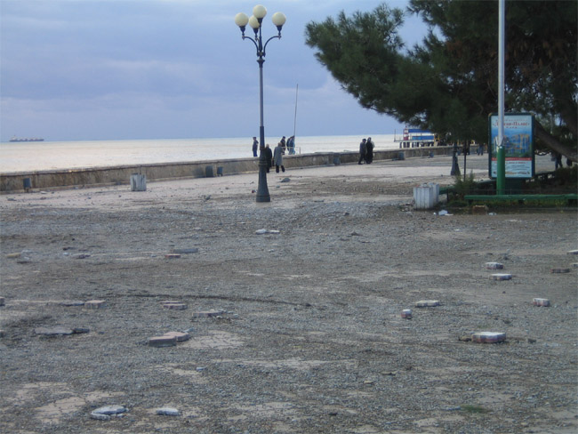 Шторм на Черном море - набережная покрытая галькой... волны выбросили много камней в том числе и больших на похожую часть