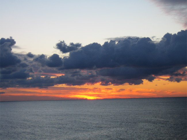 Шторм на Черном море - утро после шторма... восход, временная передышка иснова начнется болтанка / Шторм на Черном море / Алушта / Крым /Фоторепортажи / Мальта - Туры и отдых -
