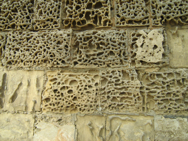 Мальта - кусочек древней стены Валетты - фото