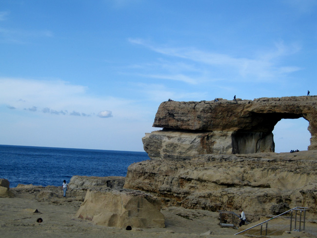 Мальта - Боковой вид на окно Азура - фото