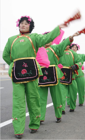 Китайские женщины танцуют - фото