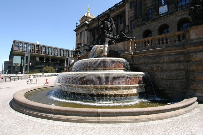 Вацлавская площадь - фонтан у Национального музея - фото