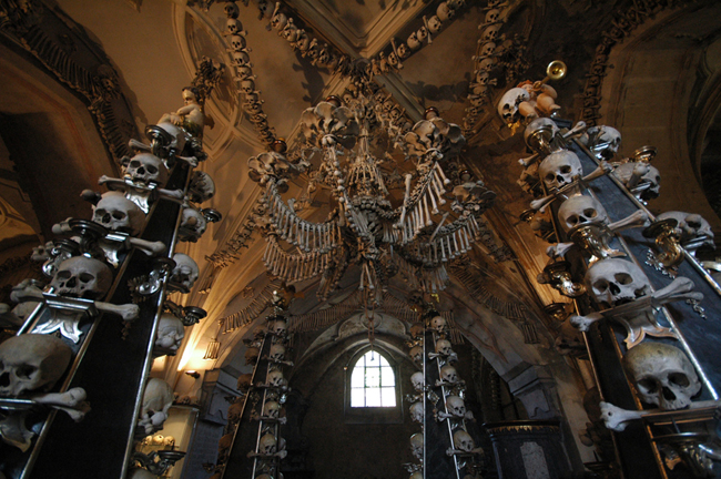 Церковь с костями в Чехии - фото
