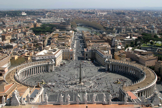 Ватикан - площать у собора - фото