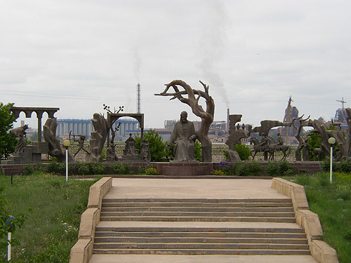 Памятник Низами Гянджеви - фото ru.wikipedia.org