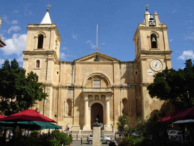 St.John Cathedral . В 1523 году орден рыцарей-крестоносцев Святого Джона был вышиблен турецкими войсками с Родоса и в 1530 году они обосновались на Мальте. Они занялись строительством фортов и крепостей. Уже в 1565 турки атаковали Мальту и началась 