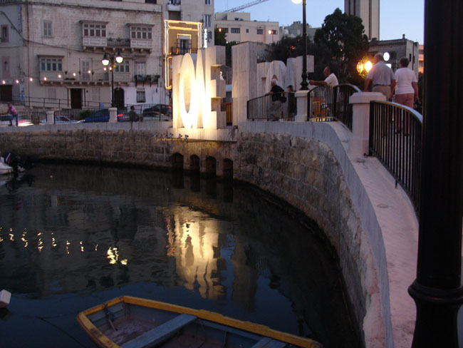 Мальта - Интересный памятник - смотрите на отражение в воде :)