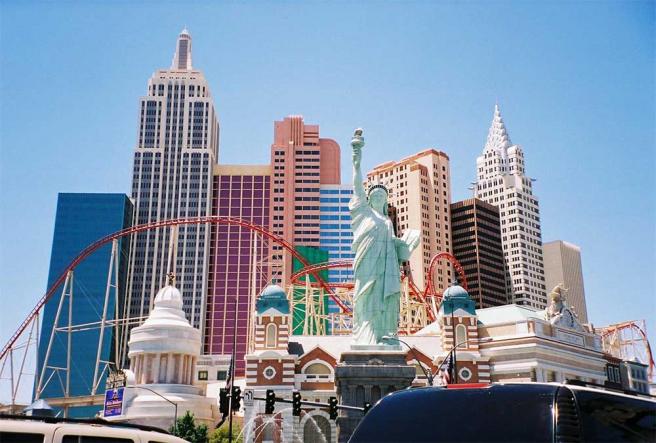 New York Hotel and Casino  New York - New York днем - казино