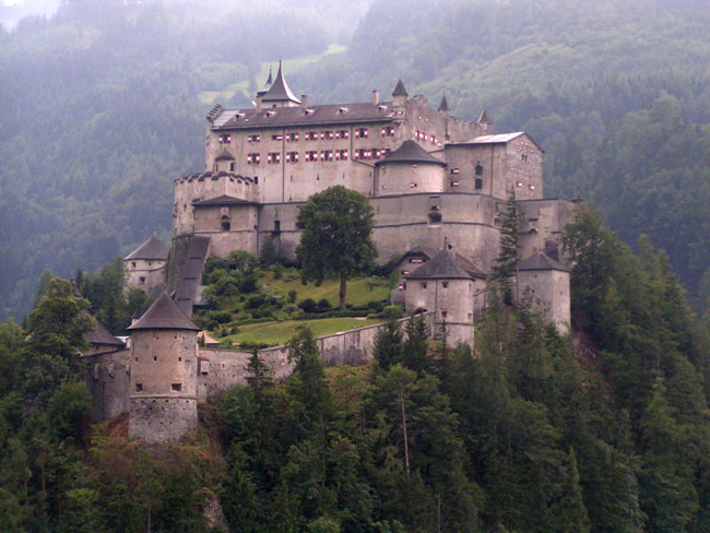 Австрия - Замок Хоэнверфен - фото