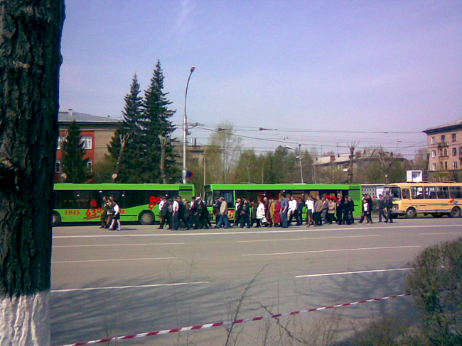 Новосибирск - День Победы - 9 Мая - фото с сайта Avialine.com -- Автобус привез ветеранов к Мемориалу