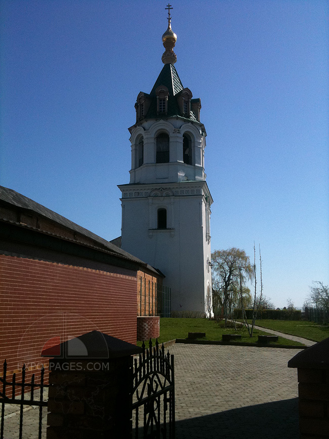 Стены и башни Зимненского монастыря - фото