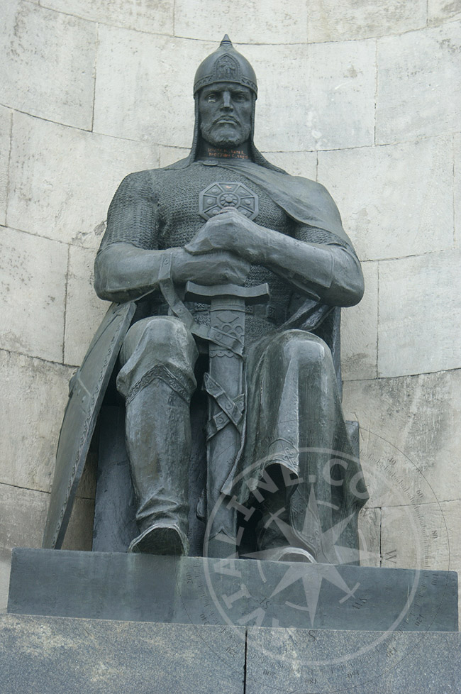 Бронзовая фигура древнего воина - Владимир - Монумент в честь 850-летия города