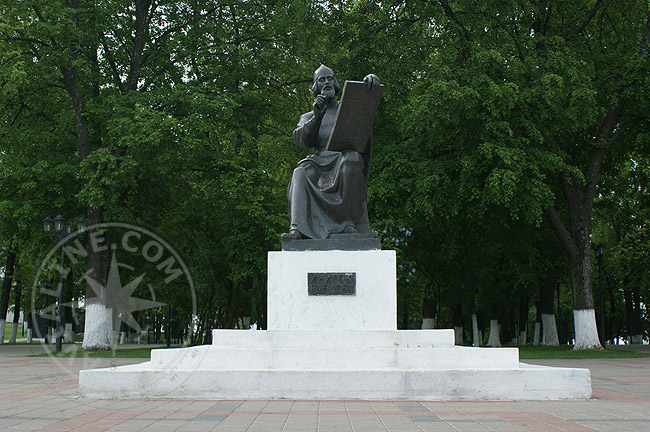Памятник Андрею Рублеву - при выходе из парка перед Соборной площади